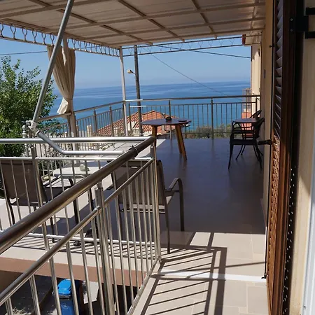 302 Sea And Sun Apartment's Проживание в семье Кардамили