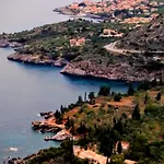 302 Sea And Sun Apartment's Homestay *