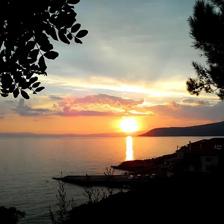 302 Sea And Sun Apartment's 民宿